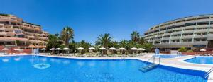 Bazén v ubytování Apartamentos Bahia Playa nebo v jeho okolí