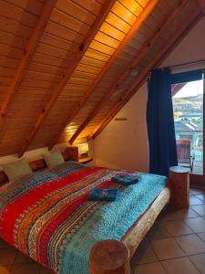 una camera da letto con un letto grande con soffitto in legno di Rursee Eifel-Chalet mit Seeblick und Wellnessbereich a Simmerath
