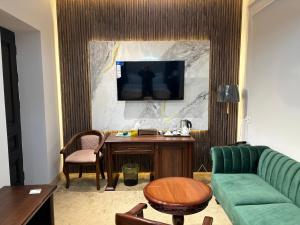 een woonkamer met een bank en een tafel bij Boulevard Palace Hotel in Samarkand