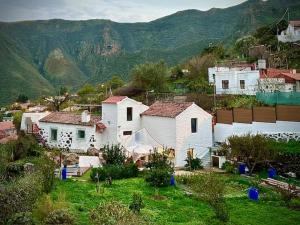a group of white houses on a hill with mountains at Casa Rural Ruta del Tajinaste azul in Valsequillo
