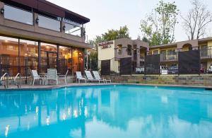 a swimming pool in front of a hotel at GreenTree Pasadena in Pasadena