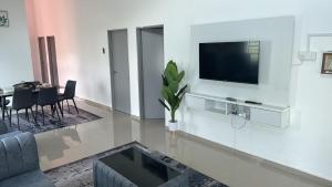 TV a/nebo společenská místnost v ubytování D Renjana Dhuha Homestay