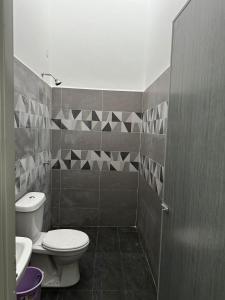 Koupelna v ubytování D Renjana Dhuha Homestay + 2 fotografie