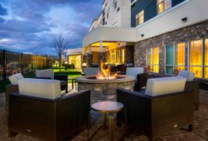 Posezení v ubytování Courtyard by Marriott Schenectady at Mohawk Harbor