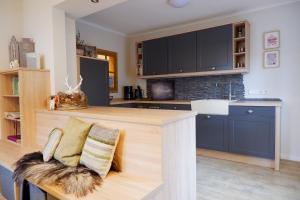 a kitchen with a counter and a counter top in a room at Fachwerkliebe Villa Mia in Olsberg