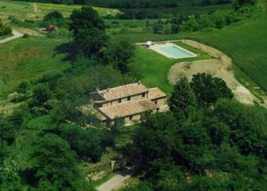 una vista aérea de una casa con piscina en Agriturismo POGGIO PORSENNA - con piscina, en Proceno