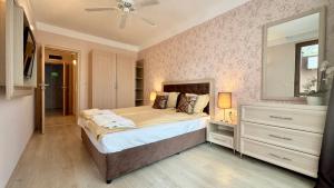 Ένα ή περισσότερα κρεβάτια σε δωμάτιο στο Bratanov Harmony Suites 3 Jungle +29 φωτογραφίες