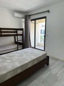 Giường trong phòng chung tại Blue Horizon