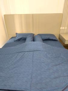 Sky House BSD 3 Bedroom 70m2 View Pool Dan Garden客房内的一张或多张床位