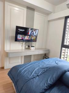Sky House BSD 3 Bedroom 70m2 View Pool Dan Garden客房内的一张或多张床位