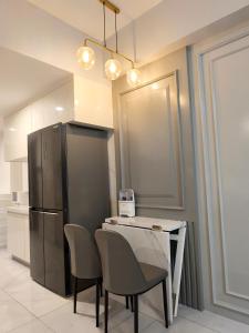 Sky House BSD 3 Bedroom 70m2 View Pool Dan Garden的厨房或小厨房