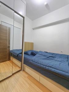 Sky House BSD 3 Bedroom 70m2 View Pool Dan Garden客房内的一张或多张床位