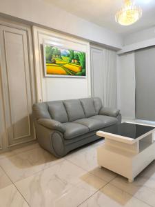 Sky House BSD 3 Bedroom 70m2 View Pool Dan Garden的休息区