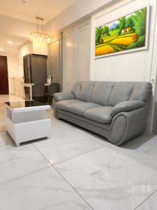 Sky House BSD 3 Bedroom 70m2 View Pool Dan Garden的休息区