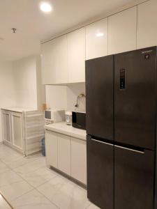 Sky House BSD 3 Bedroom 70m2 View Pool Dan Garden的厨房或小厨房