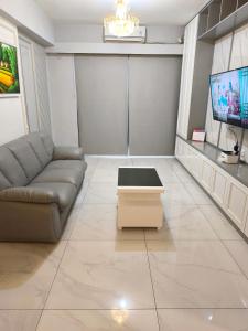 Sky House BSD 3 Bedroom 70m2 View Pool Dan Garden的电视和/或娱乐中心