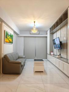 Sky House BSD 3 Bedroom 70m2 View Pool Dan Garden的电视和/或娱乐中心