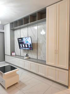 Sky House BSD 3 Bedroom 70m2 View Pool Dan Garden的电视和/或娱乐中心