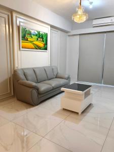 Sky House BSD 3 Bedroom 70m2 View Pool Dan Garden的休息区