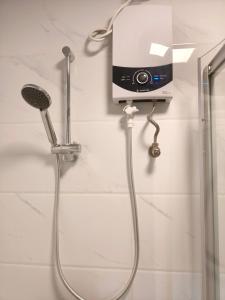 Sky House BSD 3 Bedroom 70m2 View Pool Dan Garden的一间浴室