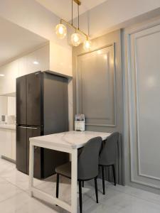 Sky House BSD 3 Bedroom 70m2 View Pool Dan Garden的厨房或小厨房
