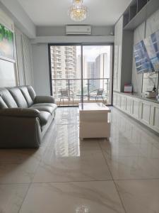 Sky House BSD 3 Bedroom 70m2 View Pool Dan Garden的休息区