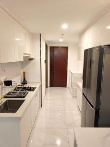 Sky House BSD 3 Bedroom 70m2 View Pool Dan Garden的厨房或小厨房