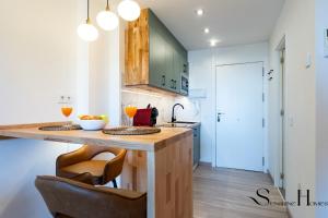 kuchnia z drewnianym blatem i 2 krzesłami w obiekcie Seaview beachfront studio with aqua park & balcony w mieście Benalmádena