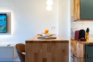Kuchnia lub aneks kuchenny w obiekcie Seaview beachfront studio with aqua park & balcony