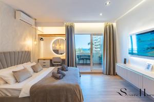 pokój hotelowy z dużym łóżkiem i telewizorem w obiekcie Seaview beachfront studio with aqua park & balcony w mieście Benalmádena