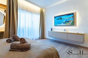 Łóżko lub łóżka w pokoju w obiekcie Seaview beachfront studio with aqua park & balcony