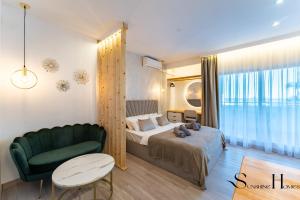 Łóżko lub łóżka w pokoju w obiekcie Seaview beachfront studio with aqua park & balcony