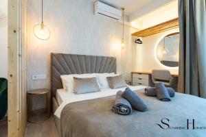 sypialnia z dużym łóżkiem i niebieskimi poduszkami w obiekcie Seaview beachfront studio with aqua park & balcony w mieście Benalmádena +35 zdjęć