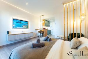 Telewizja i/lub zestaw kina domowego w obiekcie Seaview beachfront studio with aqua park & balcony