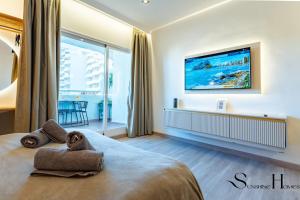 Łóżko lub łóżka w pokoju w obiekcie Seaview beachfront studio with aqua park & balcony