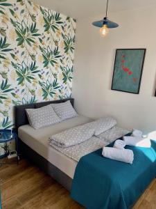 een kleine slaapkamer met een bed en een muur bij Apartamenty Czerwone Korale in Chłopy