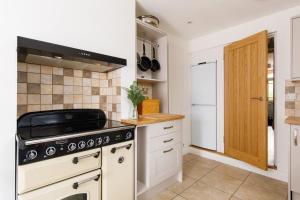 Köök või kööginurk majutusasutuses Lovely Seaside Villa & Gardens 40 Metres to Beach