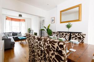 Istumisnurk majutusasutuses Lovely Seaside Villa & Gardens 40 Metres to Beach