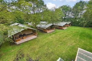 an overhead view of a house with a yard at Camping de Beukenhof in Tiendeveen