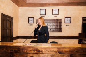 una mujer hablando en un celular en una habitación en Gubernia, en Járkov 63 fotos más