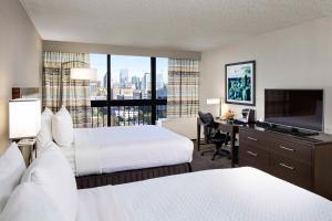 Pokój hotelowy z 2 łóżkami i biurkiem z telewizorem w obiekcie Crowne Plaza Atlanta Midtown, an IHG Hotel w Atlancie