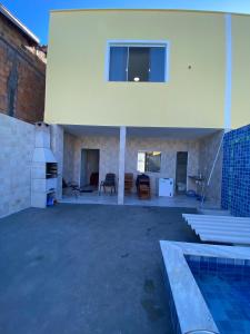 a backyard of a house with a swimming pool at Casa de praia Jacuipe Condomínio Planeta Água 2 in Jacuípe