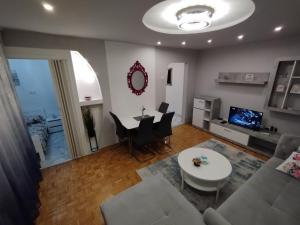 a living room with a couch and a table at Bulevar Apartman BL in Banja Luka