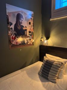 Postel nebo postele na pokoji v ubytování Hotell Fängelset Västervik