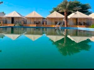 Bazén v ubytování Jaisalmer Villa Resort Camp nebo v jeho okolí