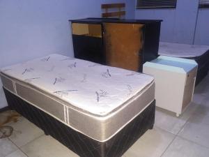 Postel nebo postele na pokoji v ubytování 50 stiemens street , braamfontein , 2050