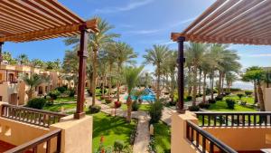 沙姆沙伊赫塔玛拉海滩度假酒店的从棕榈树度假村的阳台可以欣赏到风景