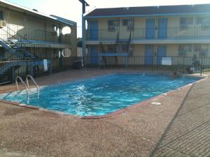 a large swimming pool in front of a building at Ladybird Inn in Johnson City