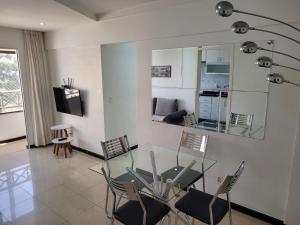 a dining room with a glass table and chairs at Spazio Bella Vita · Bela vista em Águas Claras in Brasilia