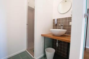 Koupelna v ubytování Lues Rooms + 30 fotografií